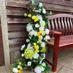 Freestanding floral arrangement 